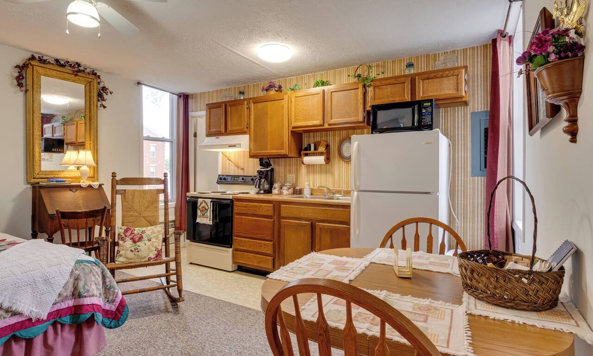 Delphi Apartment | 0.9 MI to Erie Canal Park: Main St Delphi Studio