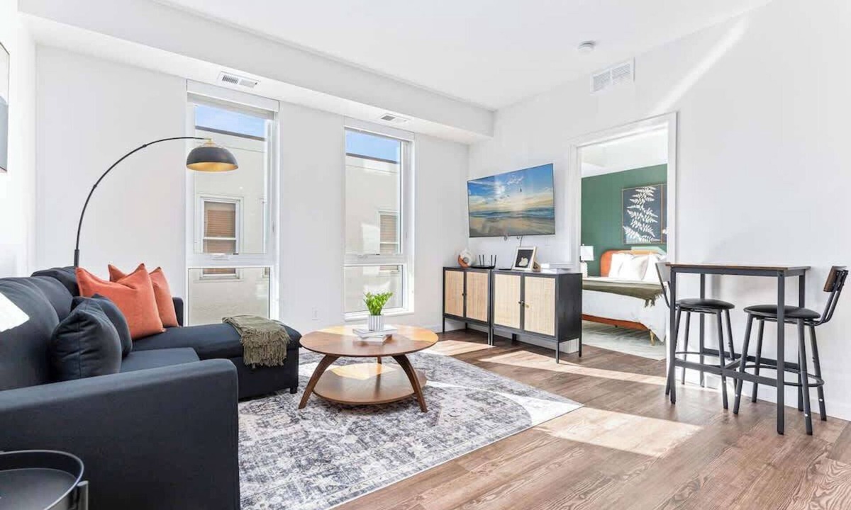Uptown Apartment | 1 Bed Apt + Rooftop | Lake of Isles