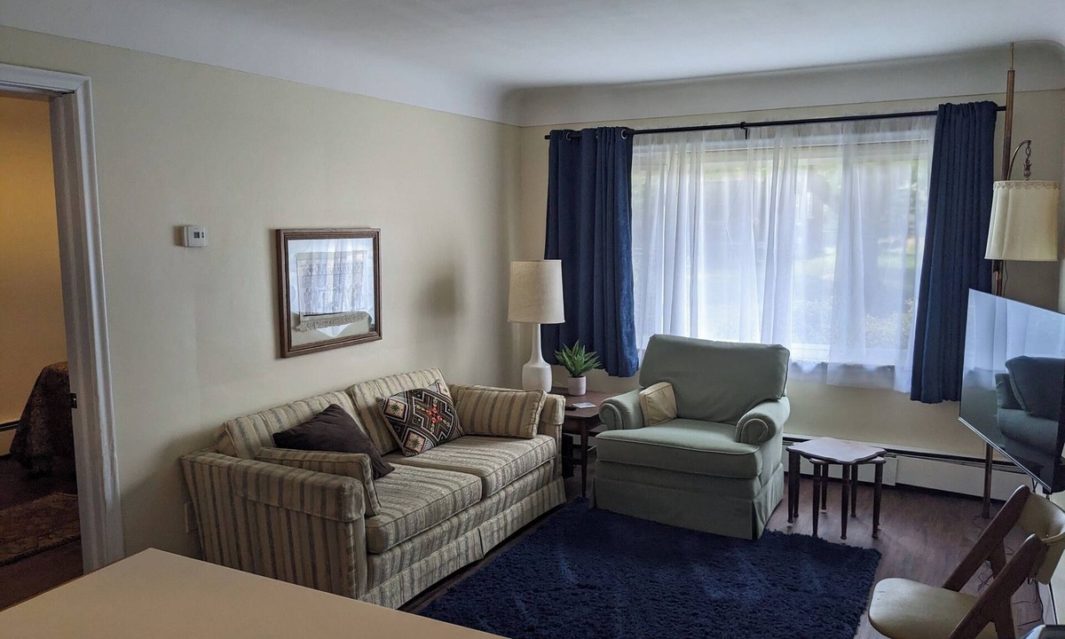 River Rouge Apartment | 1-bedroom apartment close to Detroit & Expressways. Washer/Dryer.