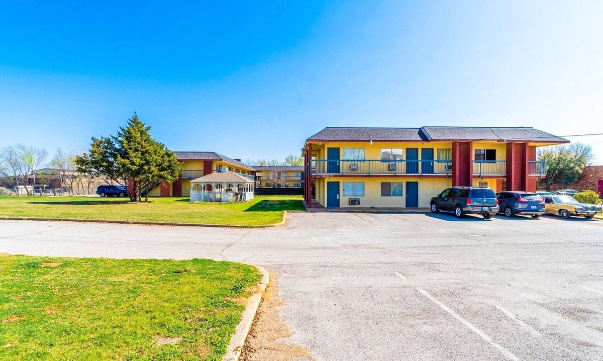 Chickasha Apartment | 1 King Bed & 2 Full Bed