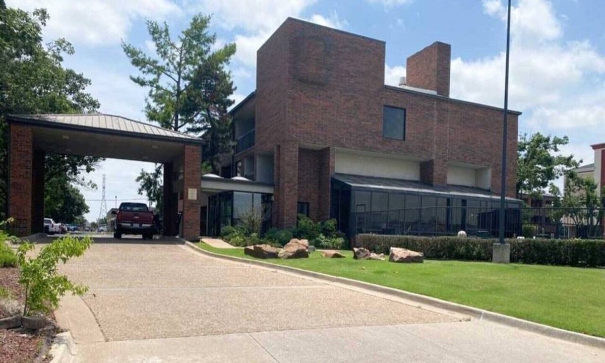 Central Oklahoma City Apartment | 1 King Bed | Mobil Access Tub Nsmk Micfridg
