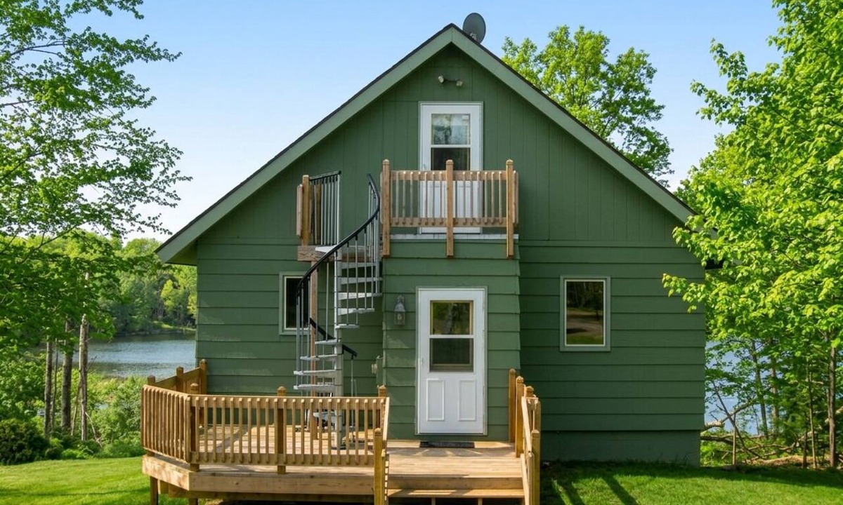 Danbury Cabin | 1-of-A-Kind/Authentic, 4BR, 2.5BA Cabin Voyager Village w/amenities!