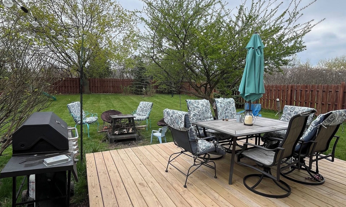 Green Bay Apartment | 1 or 2 Bedrooms in spacious duplex for traveling professional close to Titletown