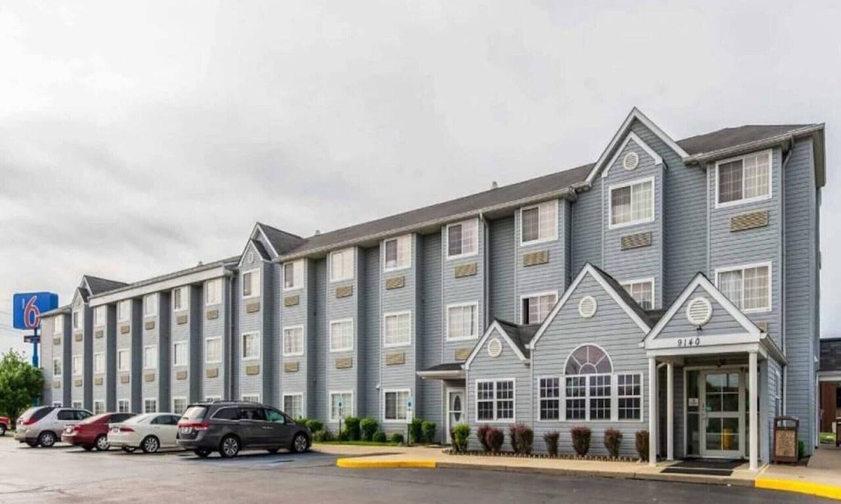 Indianapolis Apartment | 1 Queen Bed | Mobility Accessible Tub Nsmk