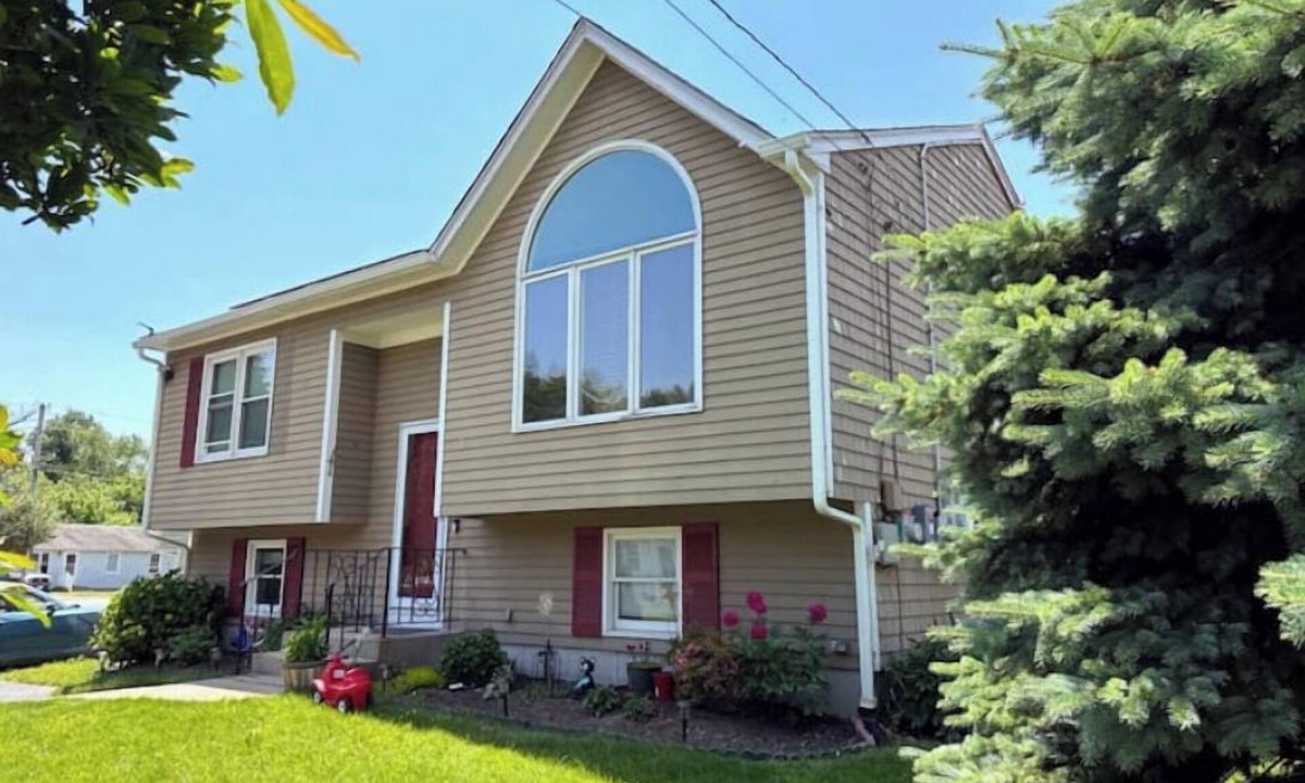 Cranston Apartment | 10 minutes from providence centrally located