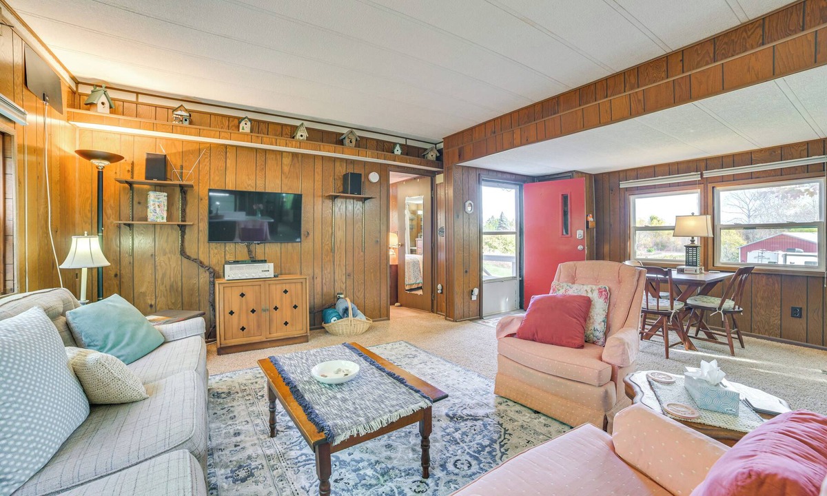 Petoskey House | 13 Mi to Nubs Nob: Pet-Friendly Retreat