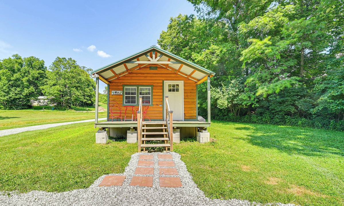 Georgetown Cabin | 14 Mi to Kentucky Horse Park: Creekside Cabin