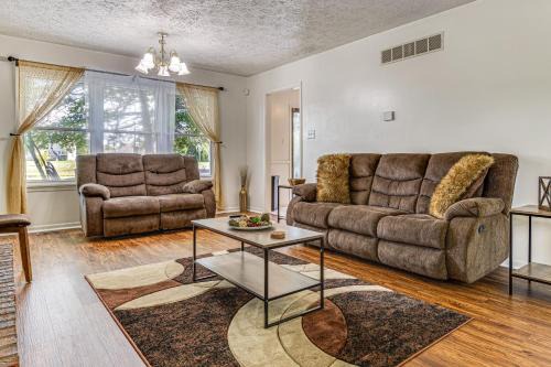 Acton House | 14 Mi to Lucas Oil Stadium: Fire Pit & Grill!