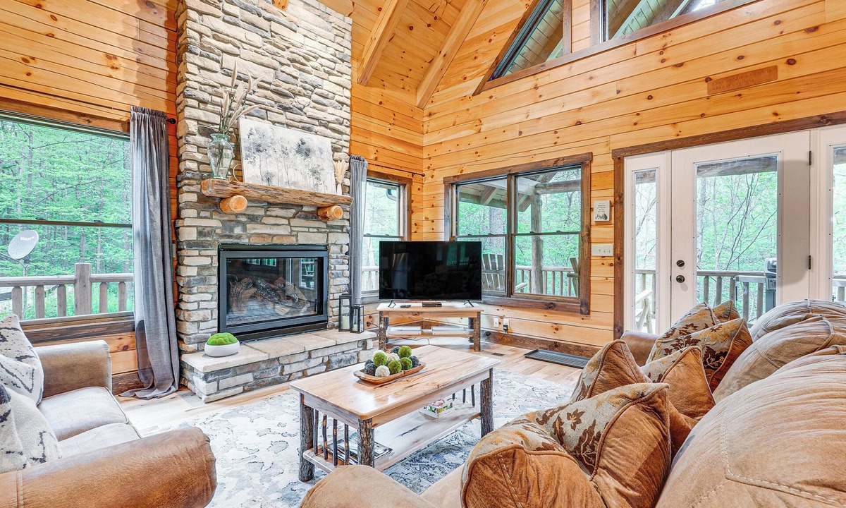 Logan Cottage | 15 Mi to Hocking Hills: Secluded Cabin w/Hot Tub