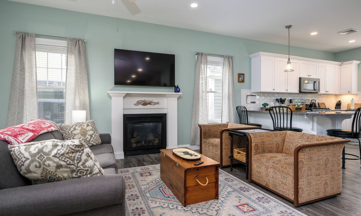 Arundel Cottage | 15 mins to beaches! Cozy cottage with fireplace, heated pools, gym & game room