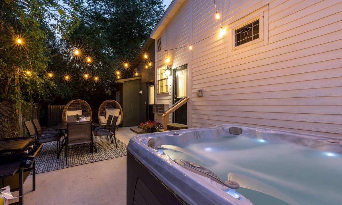 McArthur House | 1880s Schoolhouse/Hot Tub/Firepit/Hocking Hills