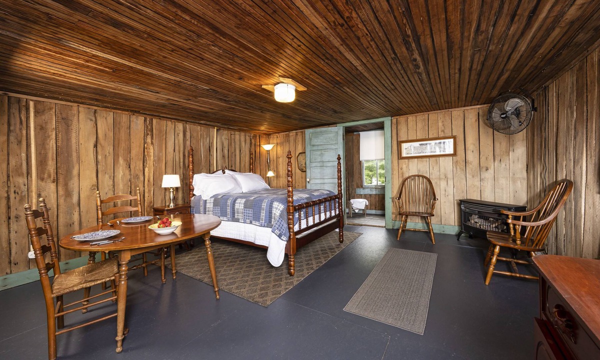 Clio Bed & Breakfast | 1887 West Virginia Cellar House-Strawberry Farm BB