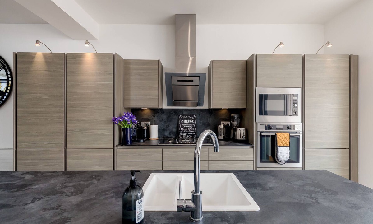 Musselburgh Apartment | 19th Century Luxury Lodge, Hot Tub+Grdn, Sleeps 8