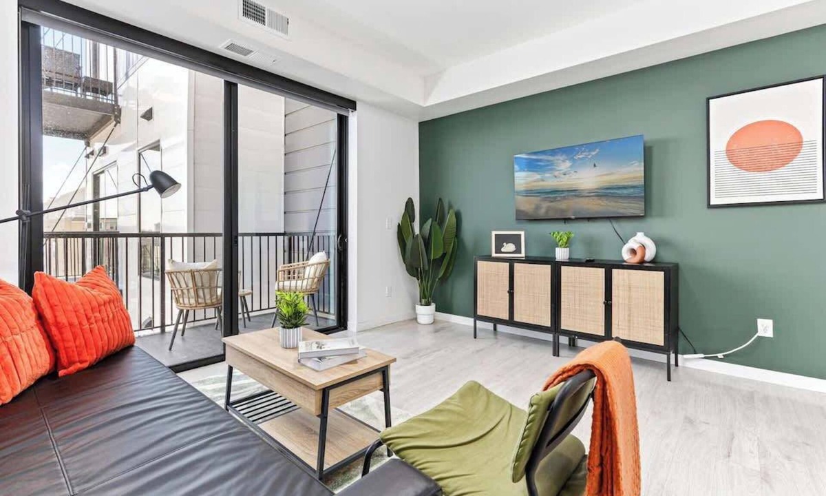 Uptown Apartment | 1BR | Lake & Downtown Access, City View