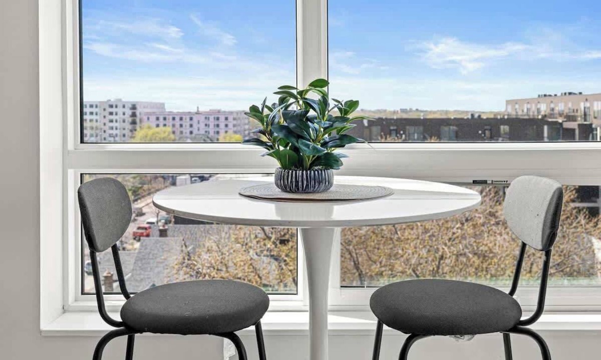 Lyn-Lake Apartment | 1BR Retreat in Uptown |Walkable | Gym