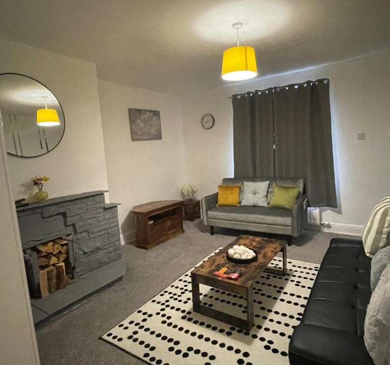 Peterlee House | 2 Bed House - Sleeps 4 - Garden - Parking - Wifi