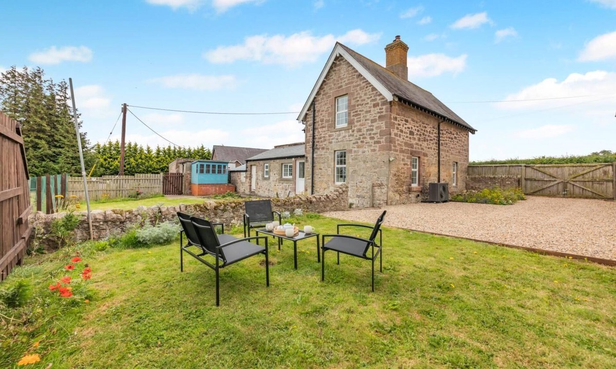 Berwick-upon-Tweed Cottage | 2 Bed in Berwick-upon-Tweed (oc-l32027)
