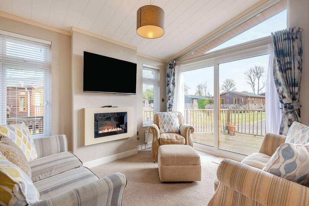 Chilworth Ski Chalet | 2 bedroom accommodation in Albury, Guildford