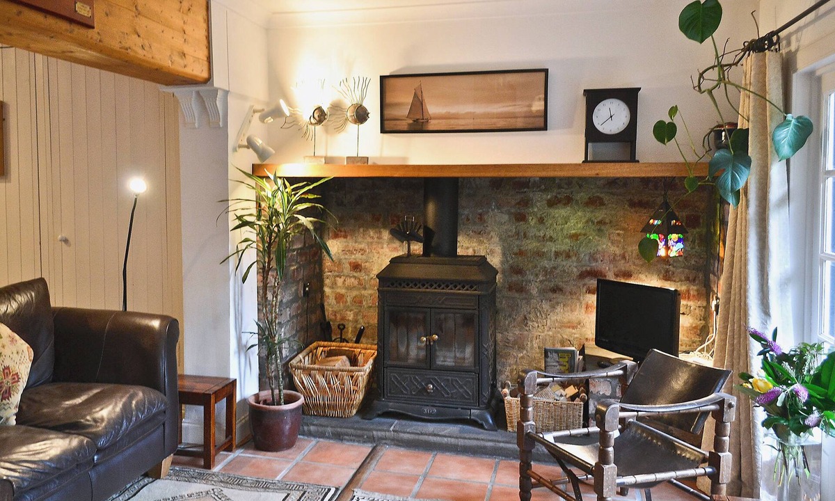 Kilcreggan Cottage | 2 bedroom accommodation in Shandon, near Loch Lomond