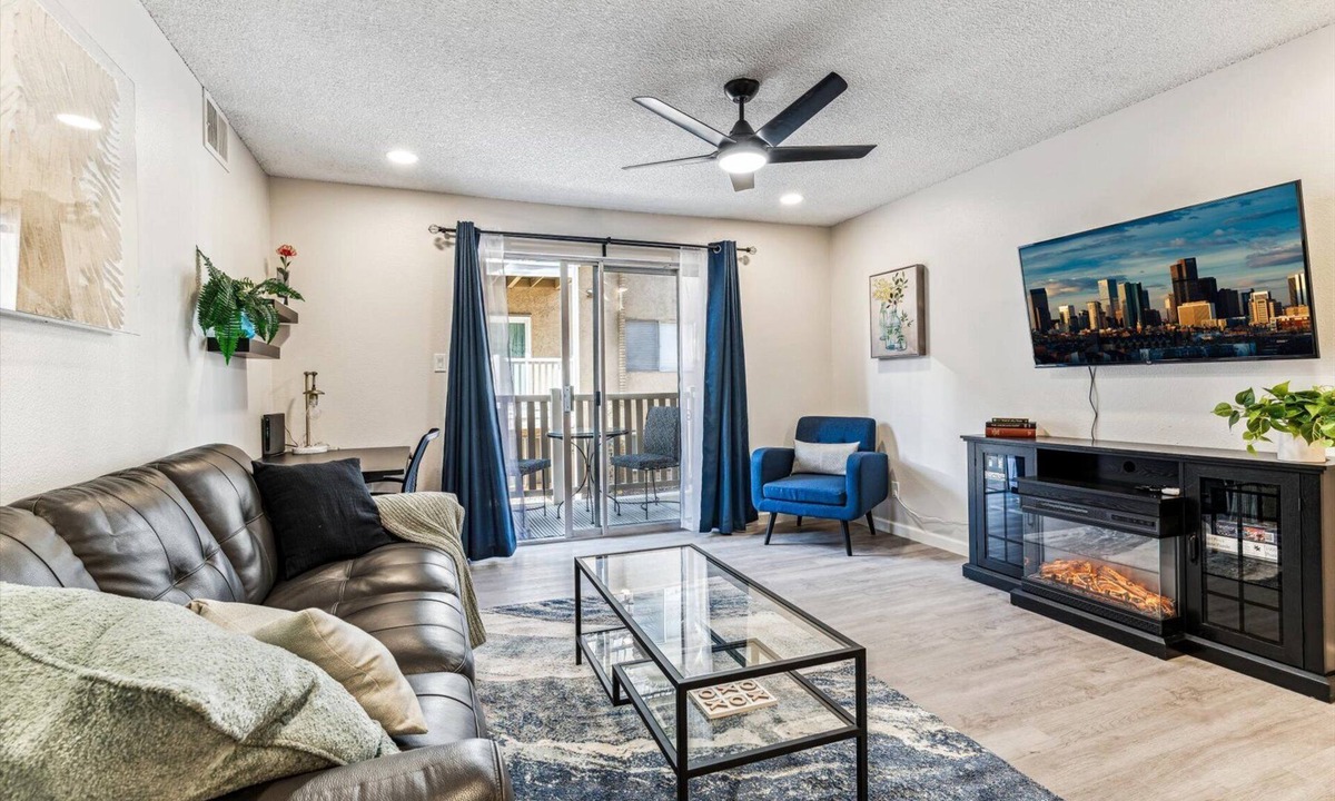Hampden South Apartment | 2-Bedroom Apartment In Denver/Tech Center With Desk & Balcony