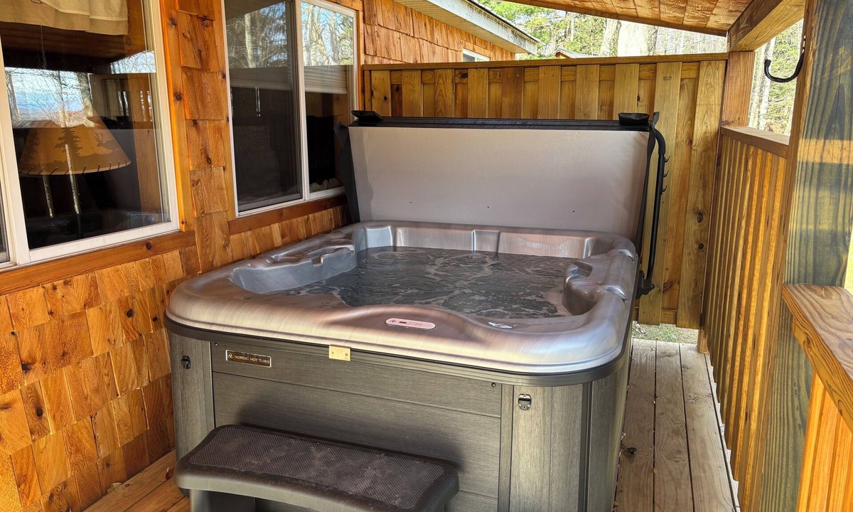 Au Train Cabin | 2 bedroom cabin on beautiful lakefront property with an outdoor hot tub