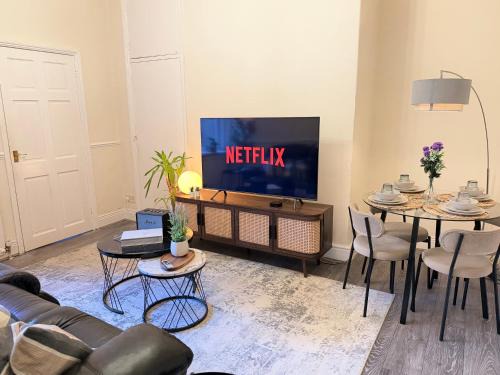 Heaton Apartment | 2 Bedroom Home, Contractor Gigs, Sleeps 4 guests, Free Parking