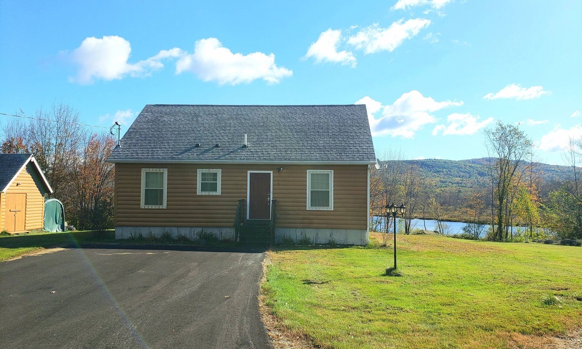 West Paris House | 2-bedroom Home on the shore of Moose Pond, West Paris. Maine with WiFi, AC