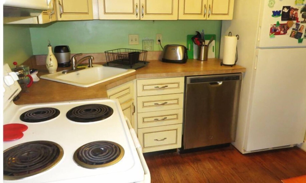 Willard House | 2 bedroom home, walk to beach, 10 minute drive to Portland. 30 day minimum stay