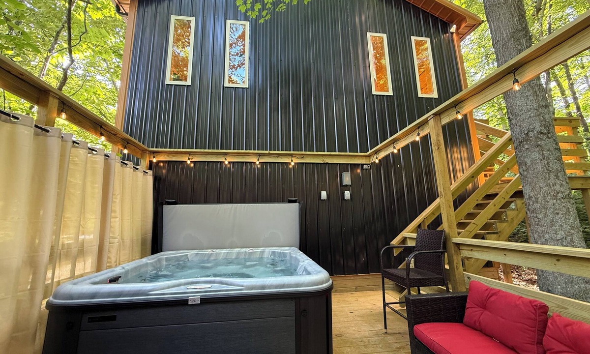 Logan Cabin | 2 Bedroom upper Barndominium cabin, Hot tub, King bed,Fire Pit, Horses on site