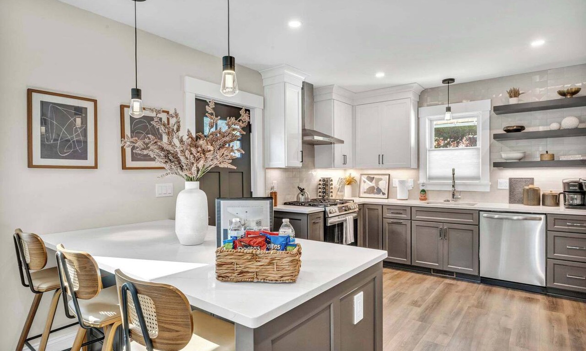 Detroit - Shoreway House | 2 King Beds | Sauna, Hot Tub & Pickleball Court