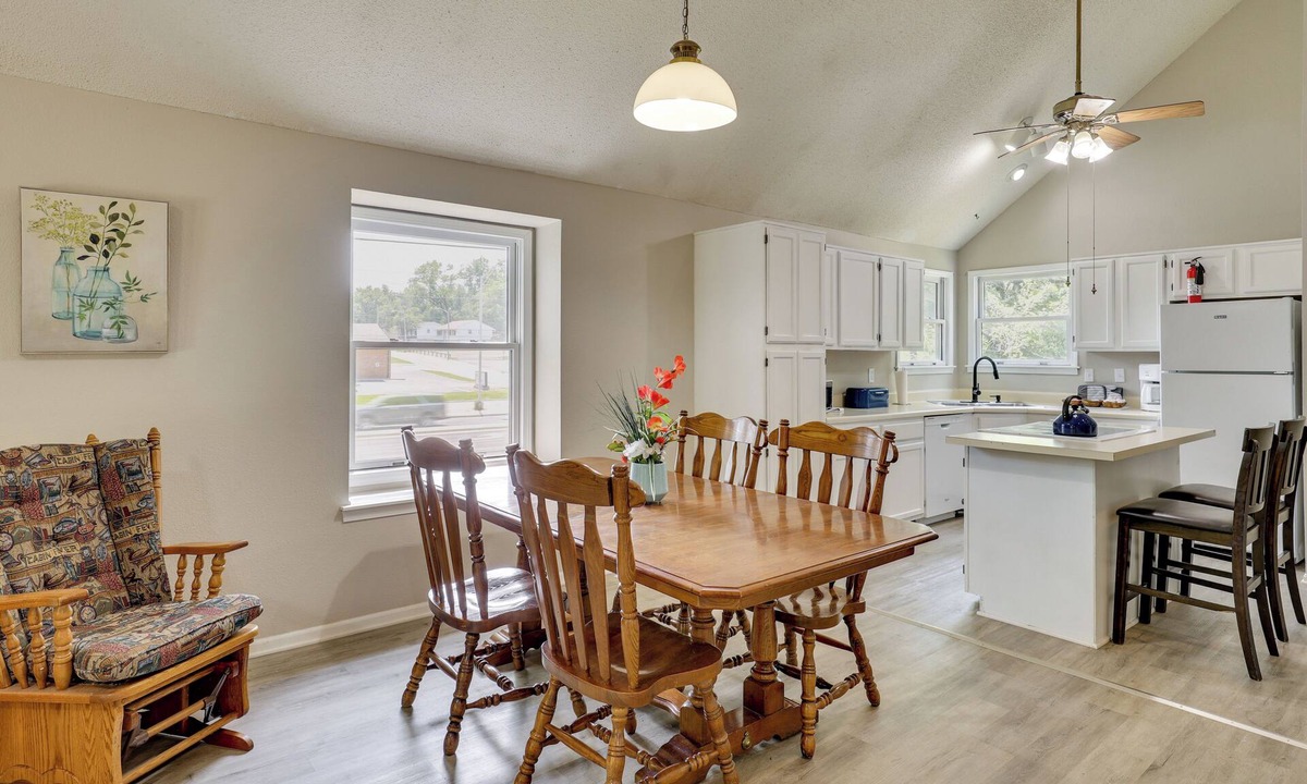 Waldron House | 2-Level Townhome w/Patio 4 Mi to Kansas Speedway!