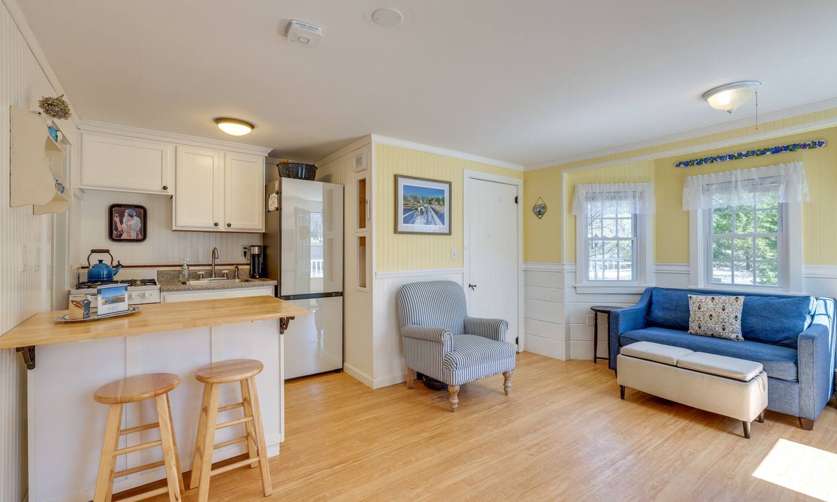 Wellfleet Cottage | 2 Mi to Beaches: Cozy Peaceful Escape w/Deck