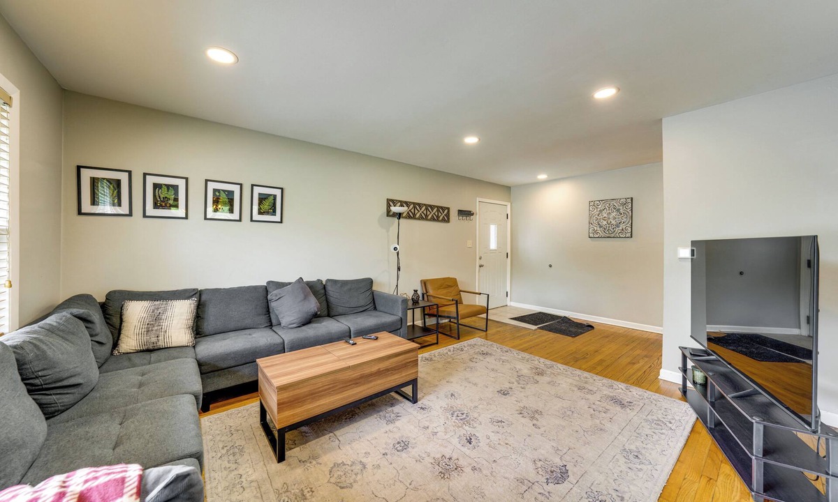 Naperville House | 2 Mi to I-88 & Hospital! Extended Naperville Stay