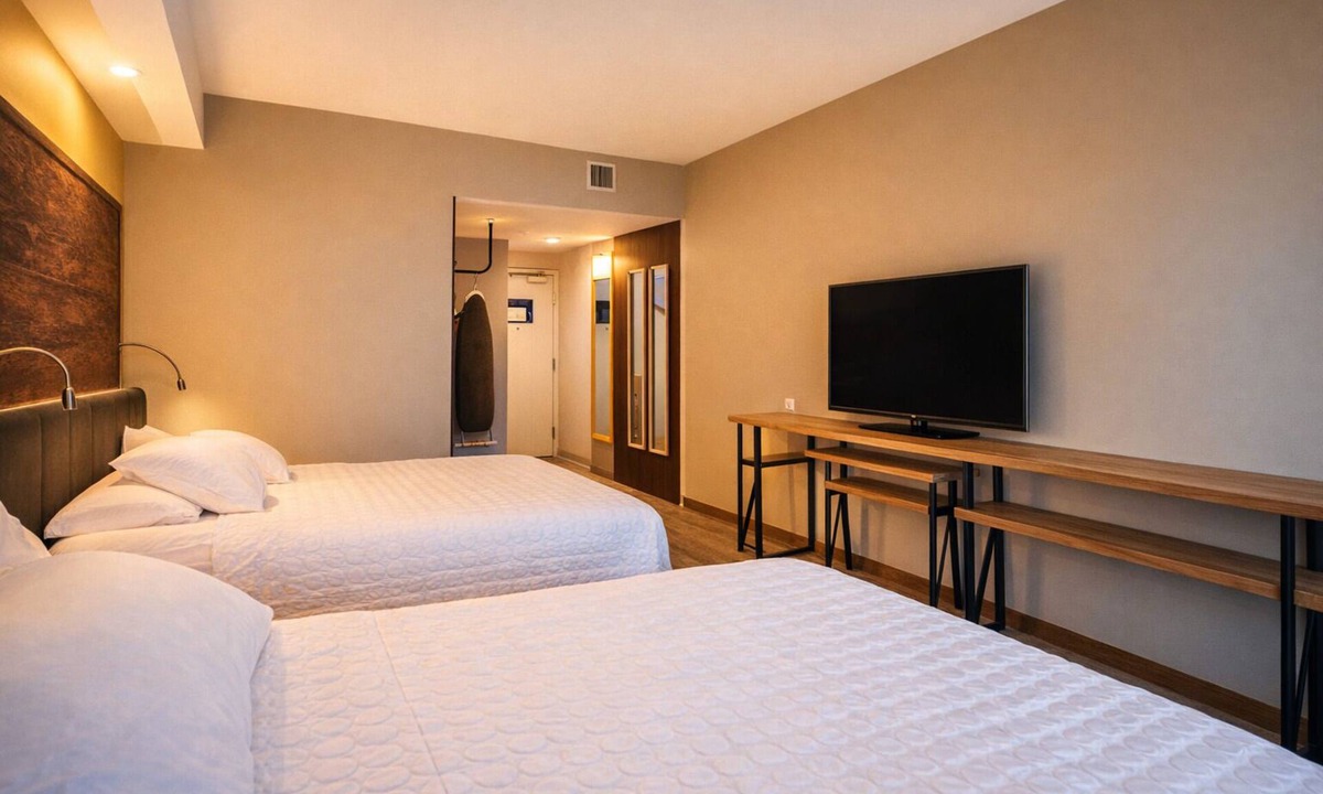 South Portland Hotel | 2 Modern Rooms for Family Getaway Next to Airport – With Free Breakfast
