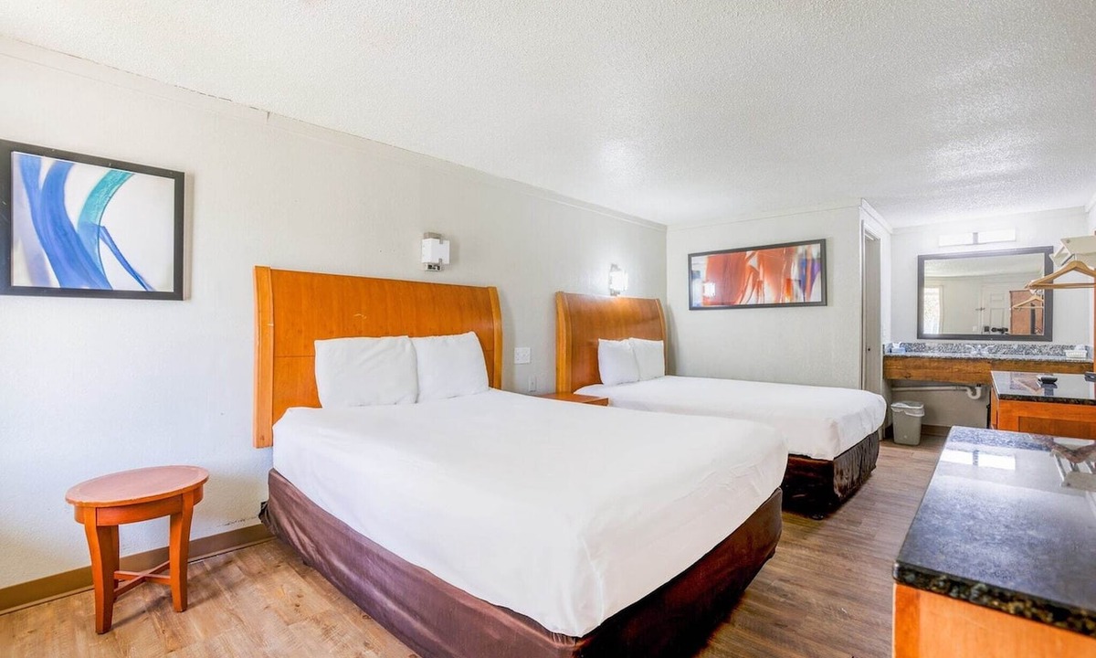 Richmond Apartment | 2 Queen Beds Non-Smoking
