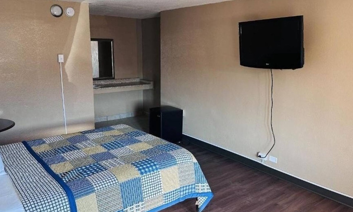 Fort Wayne Hotel | 2 Queen Rooms Near Science Central, Ideal for Sightseers
