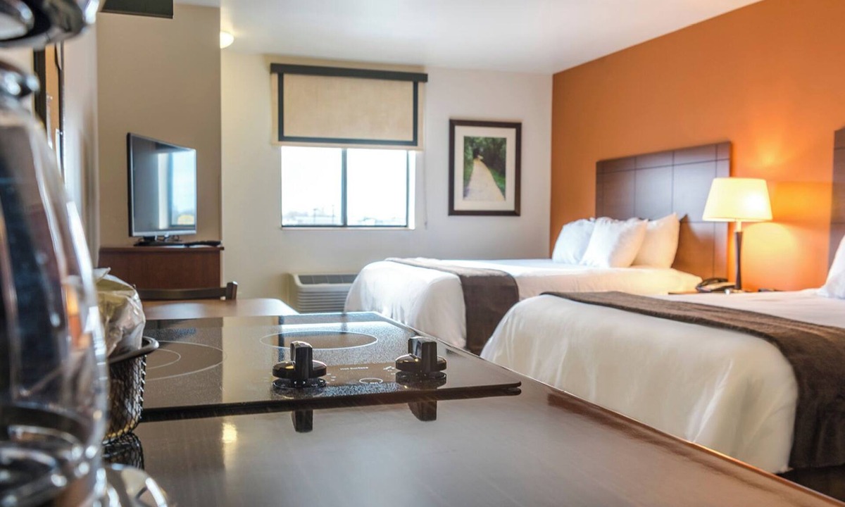 Sioux Falls Hotel | 2 Room w/Modern Touches & Pet-Friendly Comfort Near Falls Park