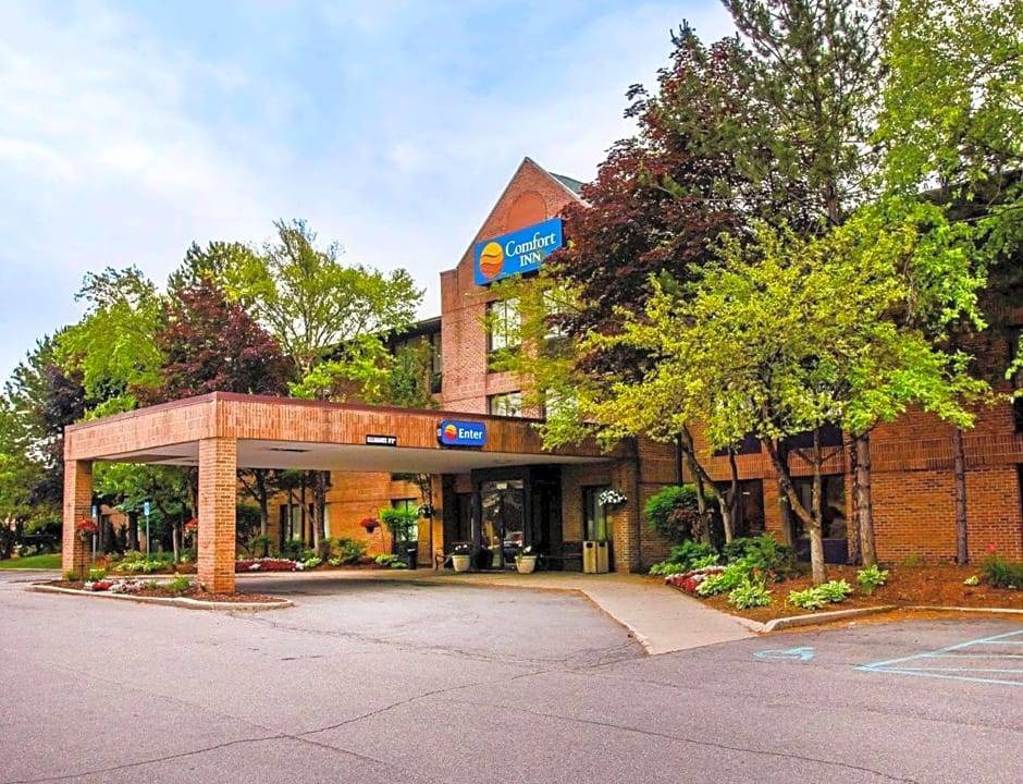Livonia Hotel | 2-Star Hotel ∙ Comfort Inn of Livonia