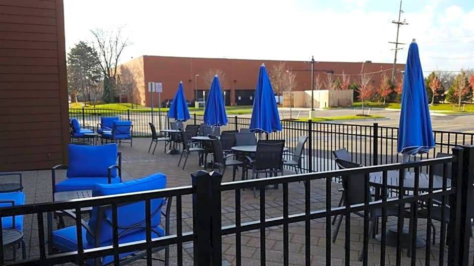 Troy Hotel | 2-Star Hotel ∙ Fairfield Inn & Suites by Marriott Detroit Troy