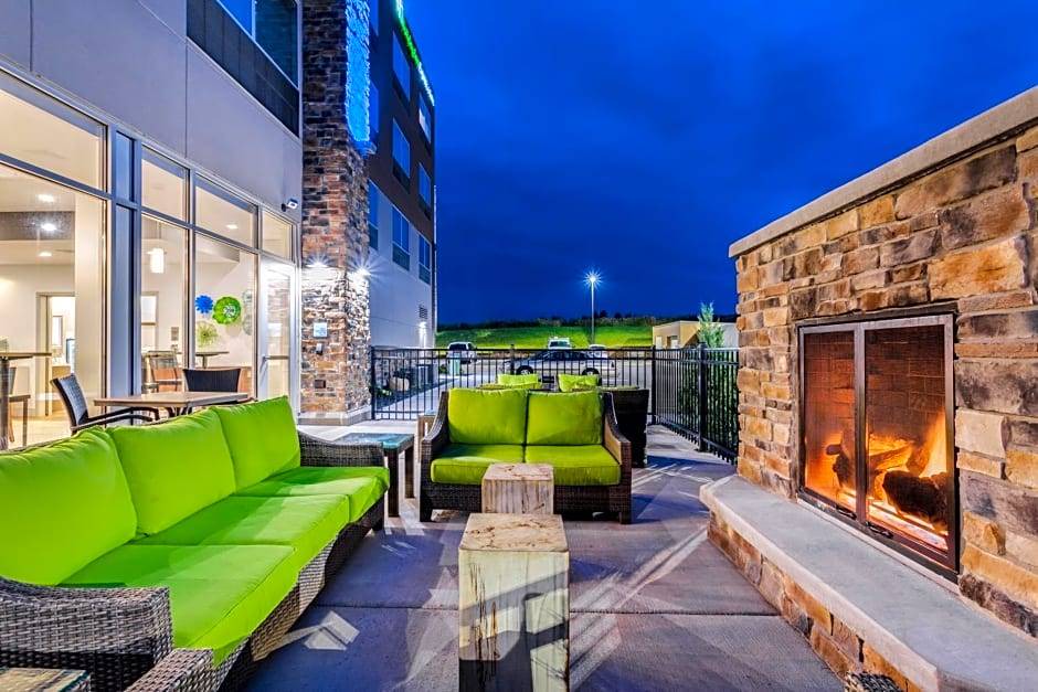 Rice Lake Hotel | 2-Star Hotel ∙ Holiday Inn Express & Suites - Rice Lake, an IHG Hotel