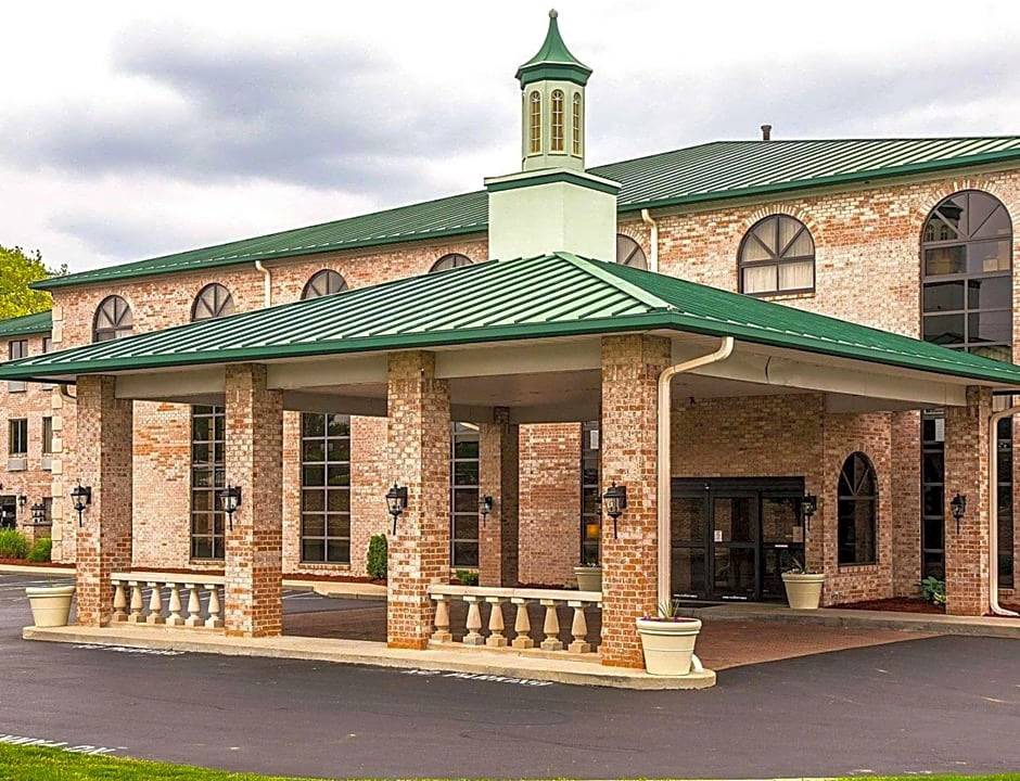 Forest Park Hotel | 2-Star Hotel ∙ Quality Inn & Suites Cincinnati I-275