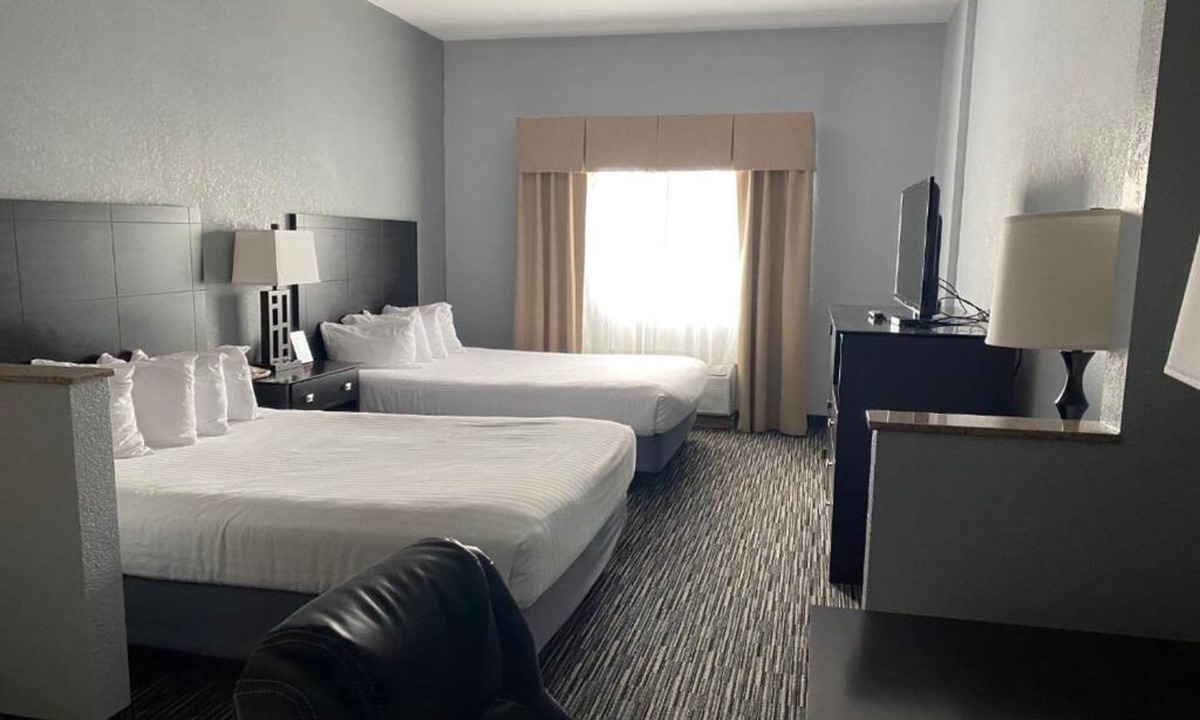 Houghton Lake Hotel | 2 Units w/2 Queen Beds | Free Breakfast | Direct Pool & Lake Access | Near Park
