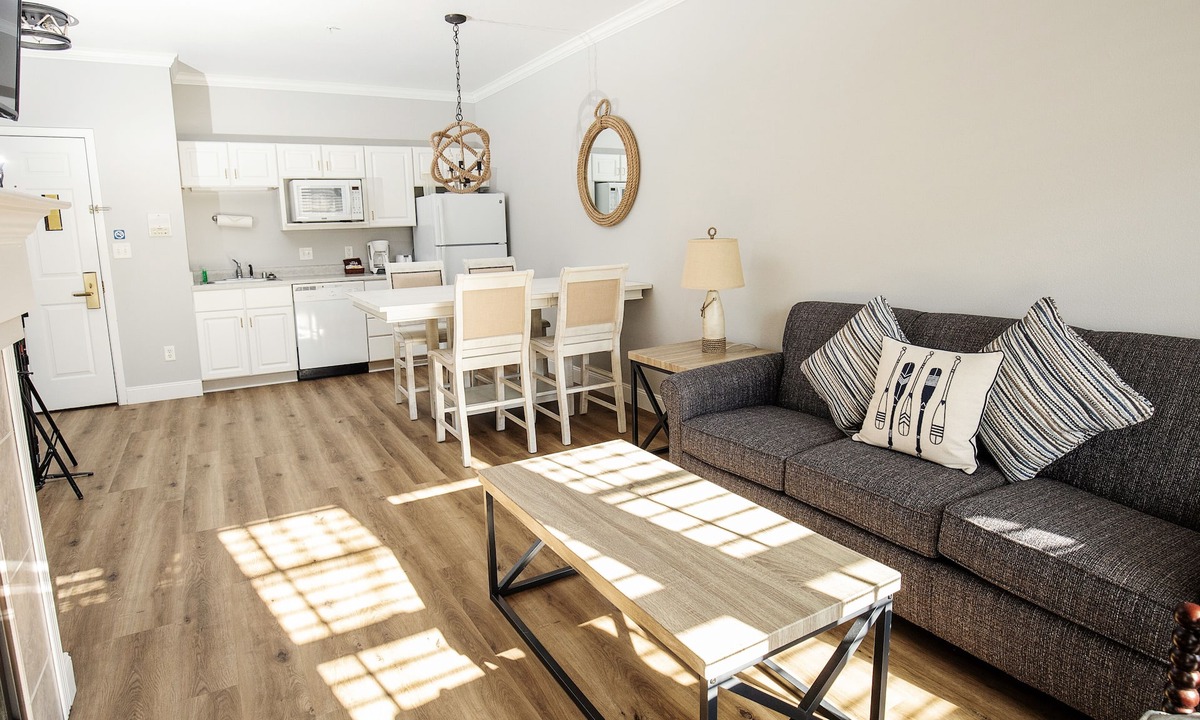 Delavan Lake Condo | 207 - Beautifully Updated One Bedroom Condo Suite