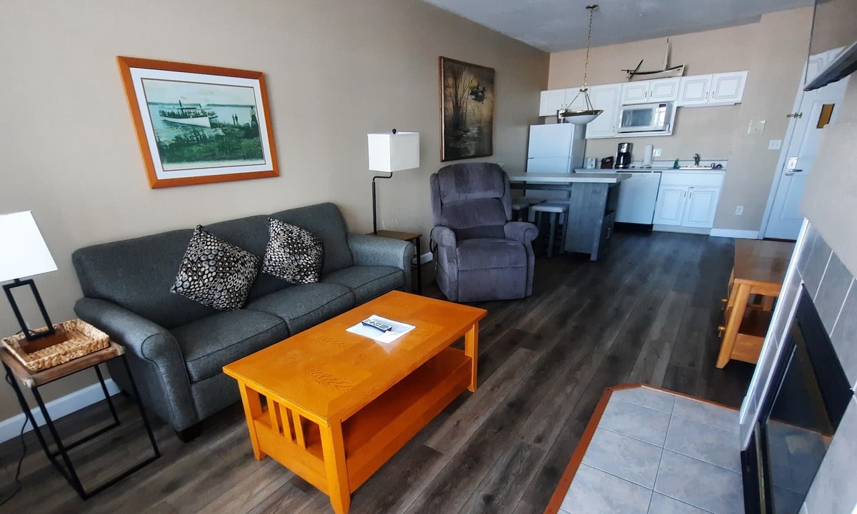 Delavan Lake Condo | 217 - One Bedroom Lake View Condo Suite
