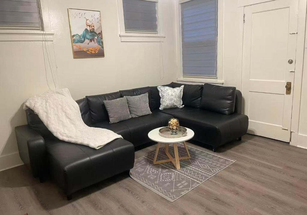 Point Breeze Apartment | 2BR 2 King Beds - Free Parking - Near Bakery Square and Universities