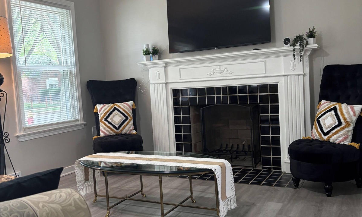 Detroit House | 2BR 3 Queen Kitchen Safe & Quiet 10 min from DWNTN smart’s tv wifi AC