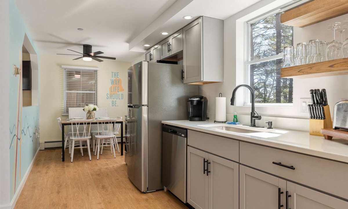 Ocean Park Apartment | 2BR Cozy Retreat, Near Beach, Parking