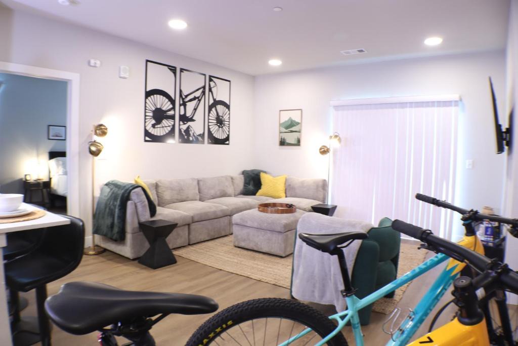 Rogers Apartment | 2BR, OZ Bike Park Walmart PoolGymUWA