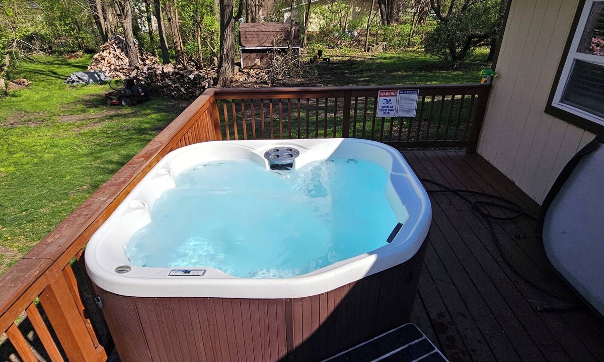 Mauston House | 3 BdrHomew/HotTub+FREE Firewood,sleeps10in Mauston,closeto WI Dells/Attractions
