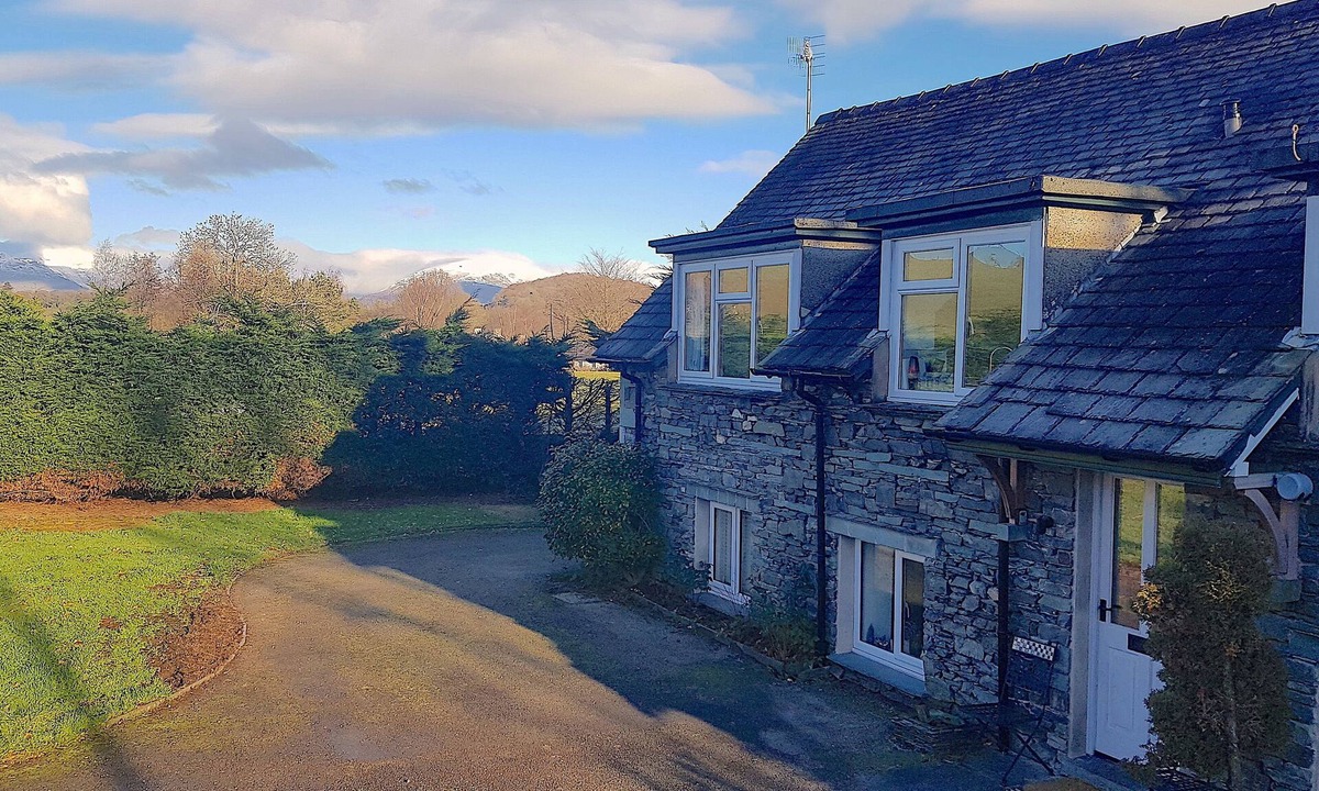 Hawkshead Cottage | 3 Bed Barn - Sleeps up to 6 - Parking - Wifi